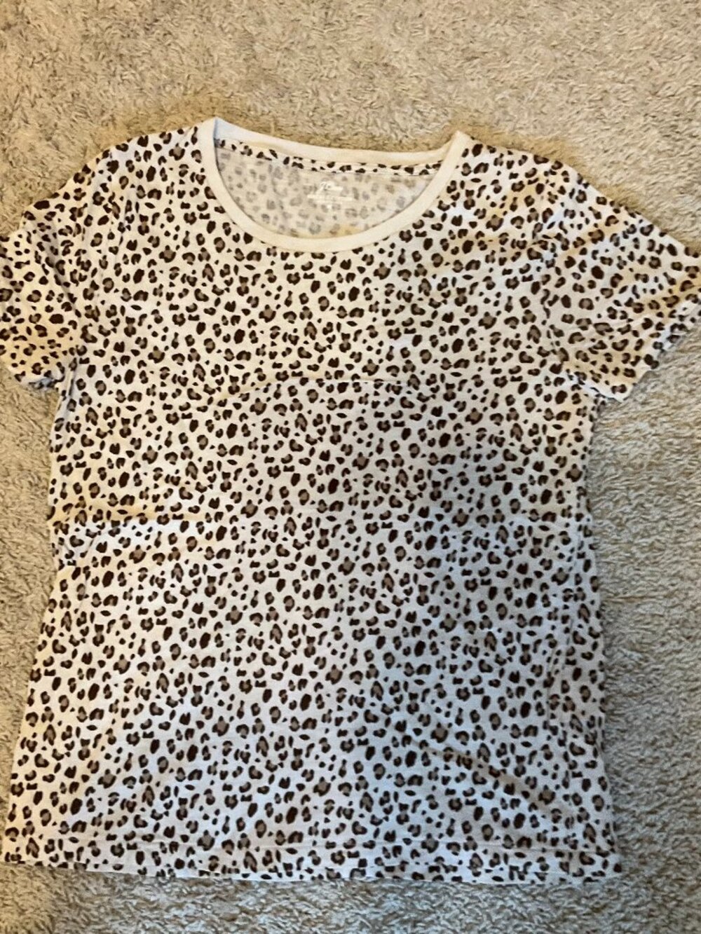 j.crew T-shirt in cheetah print. SIZE: m. COLOR: mulit.   Cotton. Body length: 2